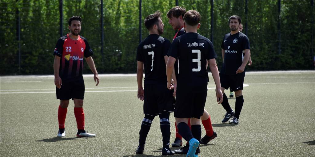 Die Highlights: TIU Rünthe kassiert 1:6-Niederlage und zwei Rote Karten im Relegationsspiel Trotz zwei Roter Karten für den TIU Rünthe und einigen weiteren hitzigen Spielsituation wurde das Relegationsspiel von beiden Mannschaften sehr fair geführt.
