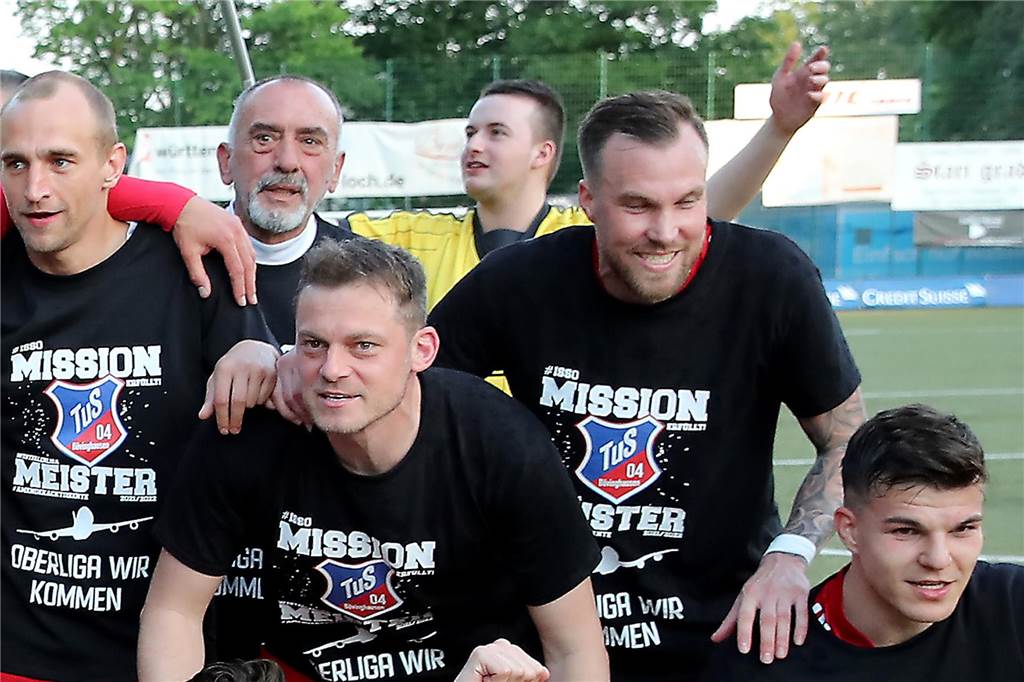 Trotzdem war es natürlich eine überaus erfolgreiche Zeit mit dem TuS Bövinghausen. Im Frühjahr 2022 feiert der Klub den Oberliga-Aufstieg.