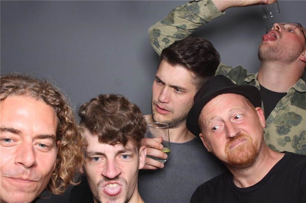 True Voodoo sind: Laut. Druckvoll. Melodisch. Irgendwas zwischen Heavy Stoner und Progressive Rock. So würden die 4 Jungs aus Emmerich und Umgebung Ihre Musik beschreiben. Ganz klar, kein Song ist wie der Andere. Start: Freitag: 17.45-18.15 Uhr.