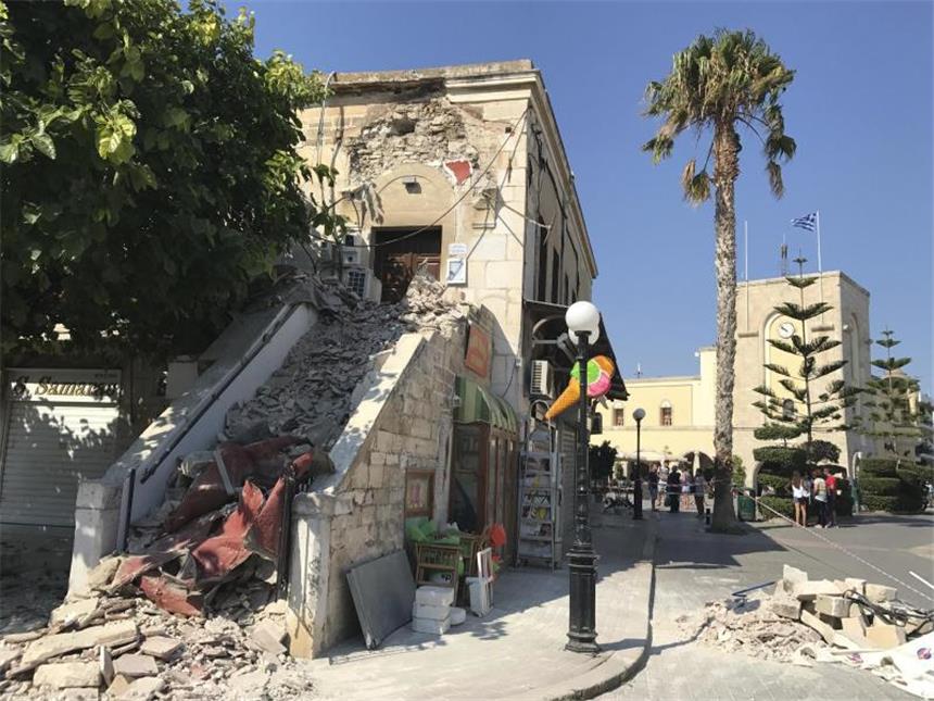 Seebeben vor Kos versetzt Urlauber in Angst Trümmer an einer beschädigten Moschee: Auf Kos stürzten auch die Minarette von zwei alten Moscheen ein. Foto: Michael Probst