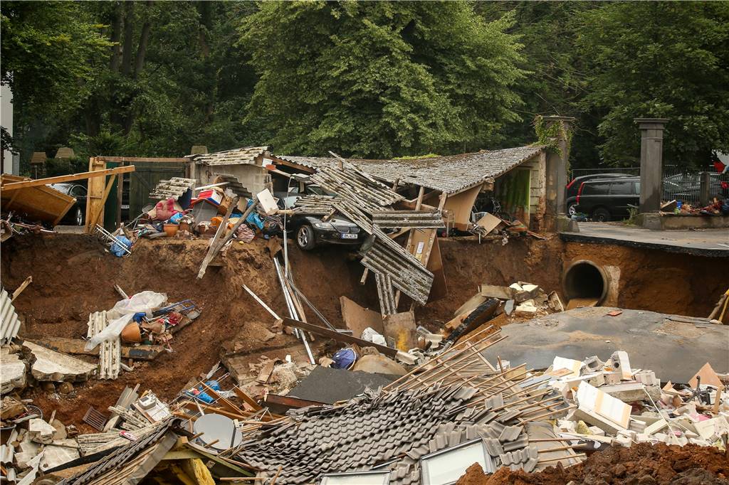 Unwetter in NRW: Mindestens 43 Todesopfer - mehrere Plünderungsversuche gemeldet – Liveblog Trümmer eingestürzter Häuser liegen in Erftstadt-Blessem.