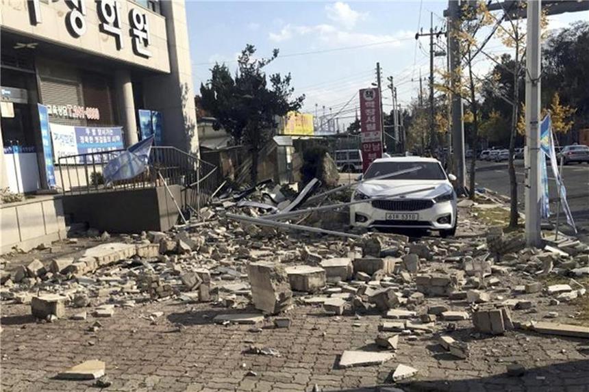 Erdbeben der Stärke 5,4 erschüttert Südosten von Südkorea Trümmer in Pohang (Südkorea): Ein Erdbeben der Stärke 5,4 hat den Südosten von Südkorea erschüttert. Das Zentrum des Bebens lag in der Nähe der Küstenstadt Pohang. Foto: Min Kyung-Suck