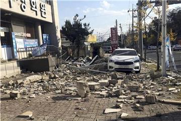 Trümmer in Pohang (Südkorea): Ein Erdbeben der Stärke 5,4 hat den Südosten von Südkorea erschüttert. Das Zentrum des Bebens lag in der Nähe der Küstenstadt Pohang. Foto: Min Kyung-Suck