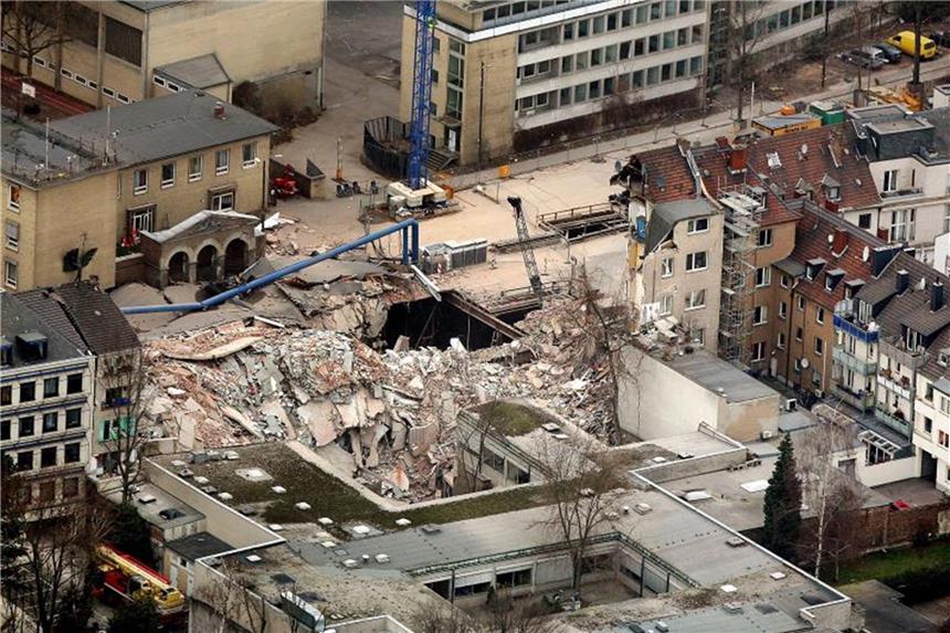 Weitere Anklage zum Kölner Archiv-Einsturz erhoben Trümmer liegen an der Stelle des eingestürzte Kölner Stadtarchivs. Foto: Oliver Berg/Archiv