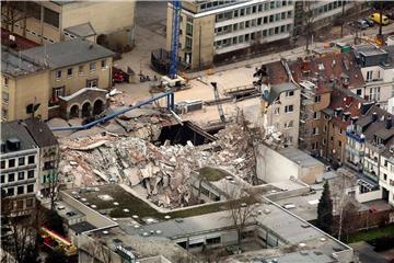 Trümmer liegen an der Stelle des eingestürzte Kölner Stadtarchivs. Foto: Oliver Berg/Archiv