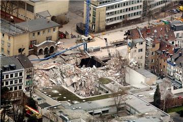 Trümmer liegen in Köln an der Stelle des historischen Stadtarchivs. Foto: Oliver Berg/Archiv