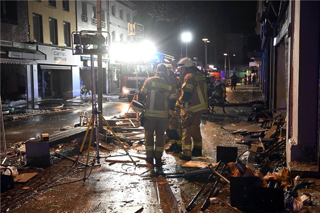 Mehrere Millionen Schaden durch Explosion in Eschweiler: Zwei Verletzte immer noch in Lebensgefahr Trümmer liegen vor einem Haus in der Neustraße.