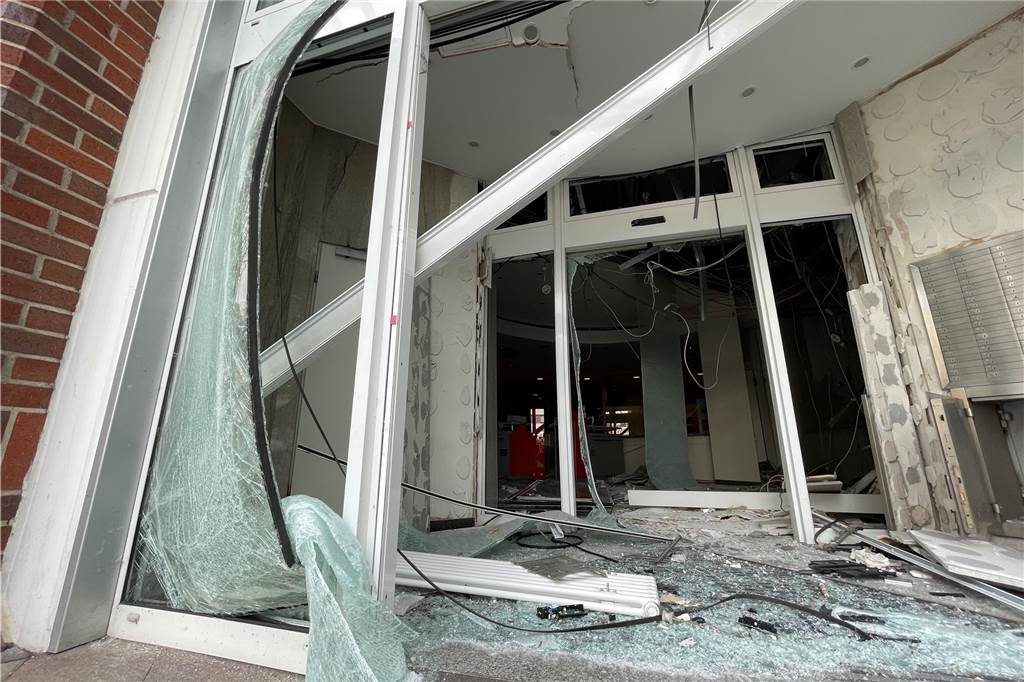 Die Sparkassen Henrichenburg ist am Donnerstag (19.5.2022) weiträumig abgesperrt und liegt in Trümmern. 