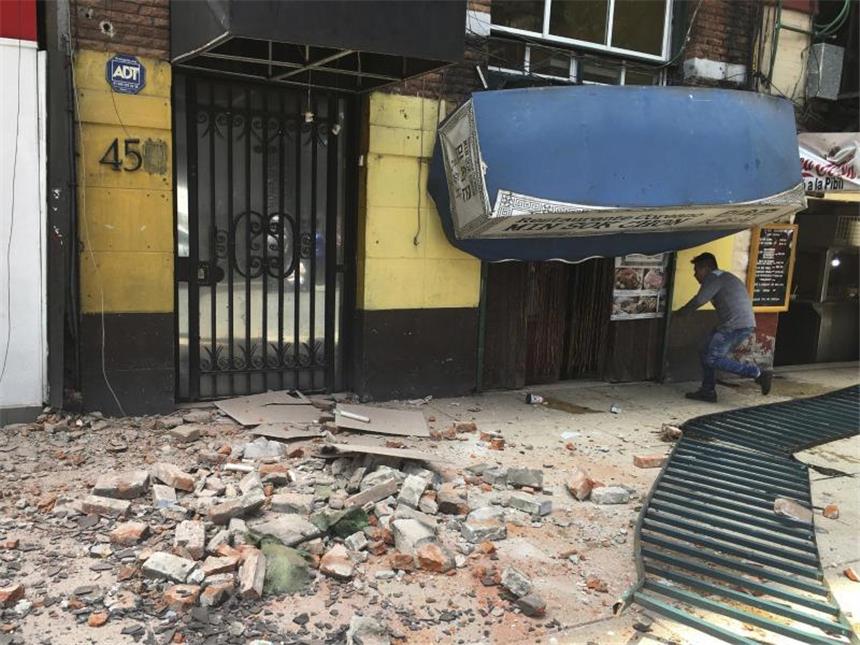 Erdbeben-Drama in Mexiko: Mehr als 220 Tote, viele Schäden Trümmer vor einem Gebäude in Mexiko-Stadt. Foto: Rebecca Blackwell