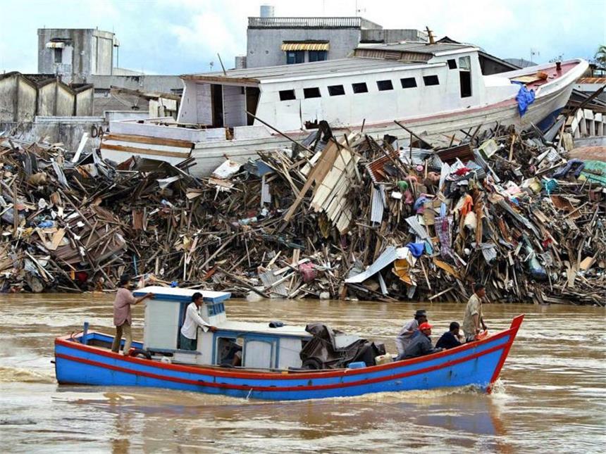 Weltweites Tsunami-Gedenken zehn Jahre nach der Katastrophe Trümmerberge und angespülte Schiffe an der Küste von Banda Aceh. Foto: Ahmad Yusni/Archiv