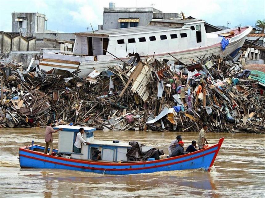 Thailand und Indonesien gedenken der Tsunami-Opfer Trümmerfeld mit einem gestrandeten Schiff, das von der Tsunami-Welle vom 26.12.2004 zerstört wurde. Foto: Ahmad Yusni/Archiv