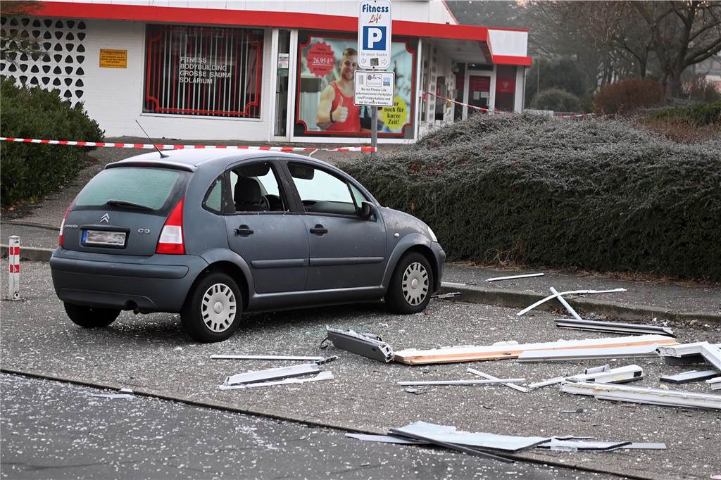 Zwei heftige Explosionen schrecken Anwohner auf: Geldautomat gesprengt Trümmerteile sind bis auf den Parkplatz an der Volksbank-Filiale geflogen.
