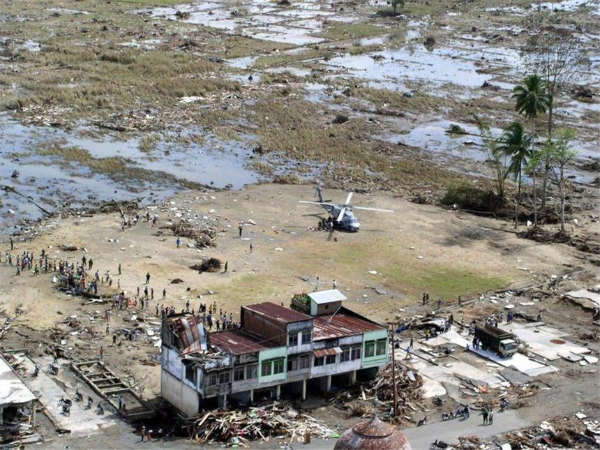Weltweites Tsunami-Gedenken zehn Jahre nach der Katastrophe Trümmerwüste an der Küste der indonesischen Insel Sumatra. Foto: Mike Chinoy/Archiv