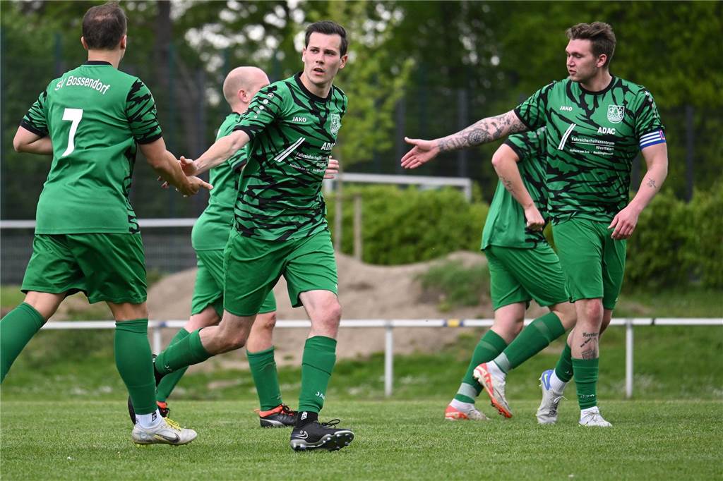 Trug auch in der vergangenen Saison schon mal die Kapitänsbinde, nun ist er auch ganz offiziell Mannschaftsführer beim SV Bossendorf: Lars Hüser (r.).