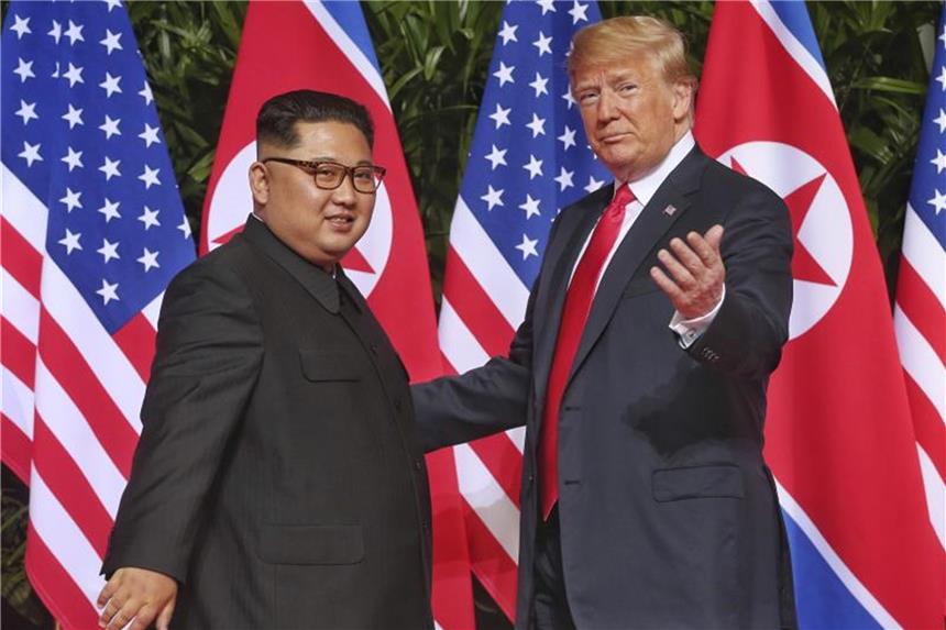 Schulterklopfen und viel Kritik nach Nordkorea-Gipfel Trump (r) dankte Kim für dessen „wagemutigen ersten Schritt zu einer neuen hellen Zukunft“ für sein Volk. Foto: Kevin Lim/The Straits Times