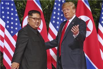 Trump (r) dankte Kim für dessen „wagemutigen ersten Schritt zu einer neuen hellen Zukunft“ für sein Volk. Foto: Kevin Lim/The Straits Times