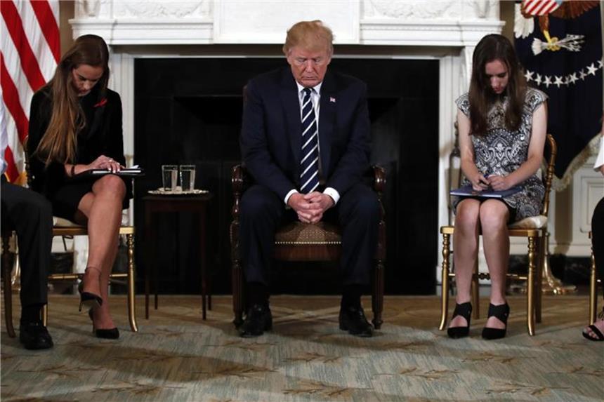 Zu den Waffen, Ihr Lehrer? Trump und die Logik der Lobby Trump steht nach den Toten von Parkland unter Druck. Foto: Carolyn Kaster/AP