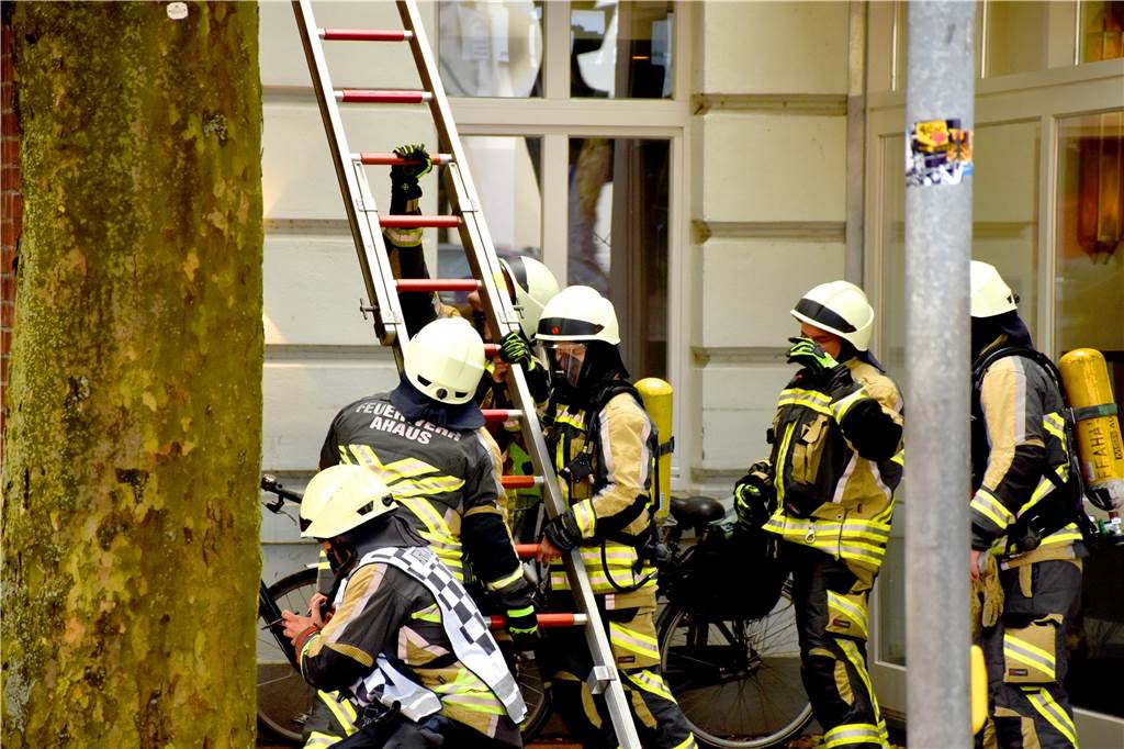 Elektroarbeiten lösen Feuer aus: Feuerwehr rettet acht Bewohner am Domhof Feuerwehreinsatz am Domhof