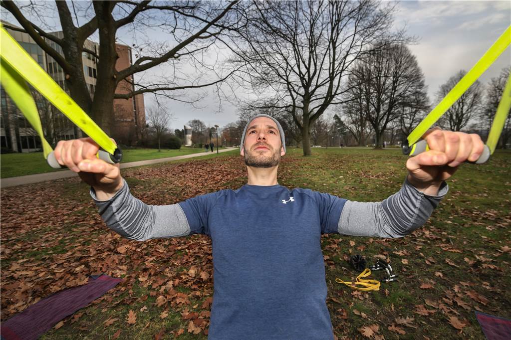 Lars und Max klemmen ihr Fitness-Studio einfach unter den Arm TRX-Bänder lassen sich auch an einem Baum oder einem Klettergerüst befestigen.