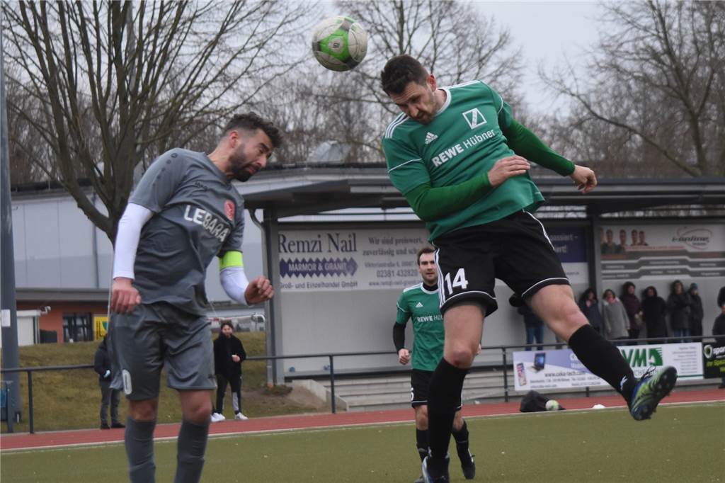 GS Cappenberg gewinnt gegen TSC Kamen II mit 6:3 – Schiedsrichter nimmt Rote Karte zurück TSC-Capitano Altan Bayar (l.) verliert das Kopfballduell gegen Lars Bußkamp. Bußkamp traf zweimal gegen den TSC Kamen II.