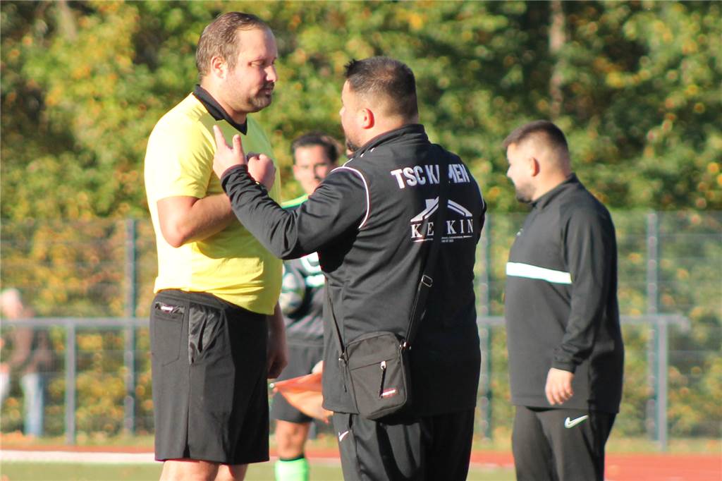 Derbysieg: Massener Doppelschlag „zieht TSC Kamen den Zahn“ TSC-Coach Nail Kocapinar im Gespräch mit Schiedsrichter Simon Maack. Die Kamener verloren auch das Derby gegen die SG Massen und Kocapinar fordert hier einen Elfer.