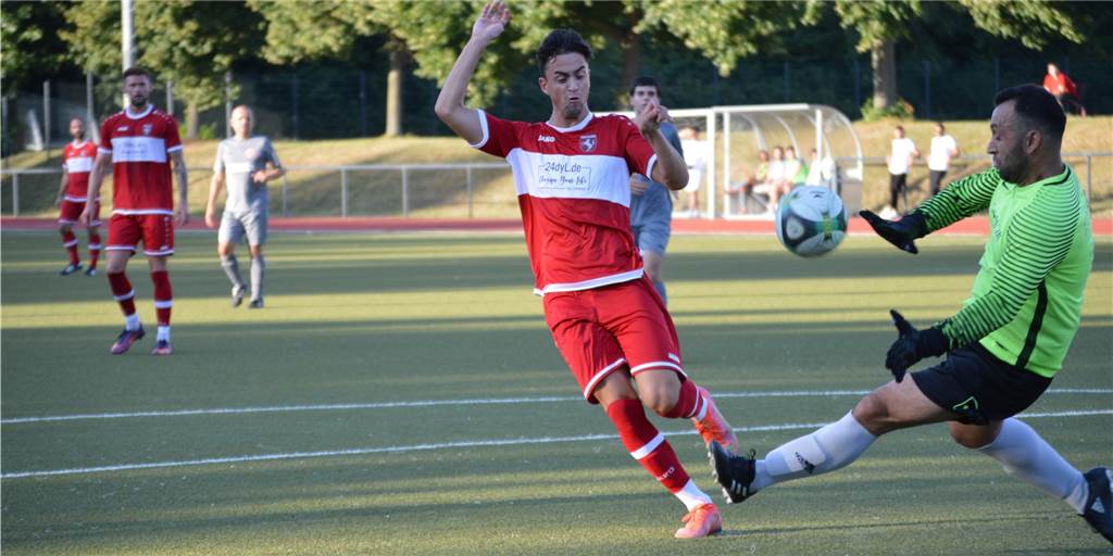Schmerzhaftes Pokal-Aus: TSC Kamen kassiert fast zweistellige Niederlage TSC Kamens Keeper Tuna Öztürk (r.) musste insgesamt neunmal hinter sich greifen.