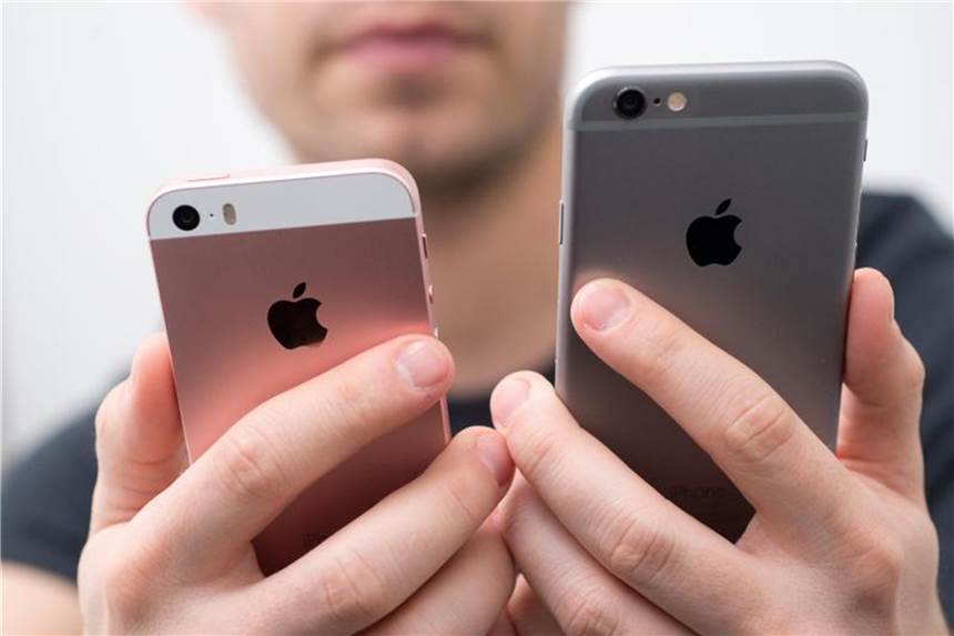 Kompaktmodell SE macht Platz für neue iPhones Tschüss iPhone SE (links) und iPhone 6S (rechts): Mit der Einführung der neuen iPhone-X-Reihe nimmt Apple die Modelle von 2015 und 2016 aus dem Apple Store. Foto: Andrea Warnecke/dpa-tmn
