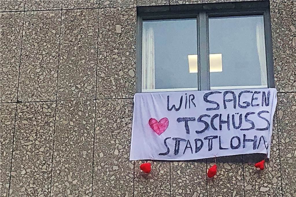 Tschüss Stadtlohn: Dieses Transparent hing am Freitag im dritten Obergeschoss an der Krankenhausfassade.