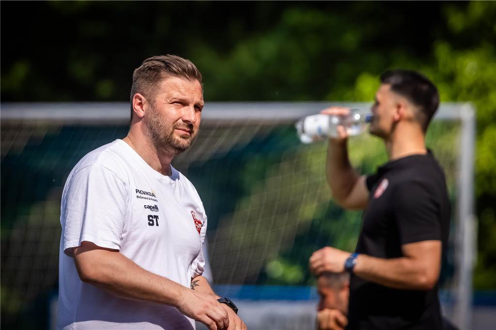 Dortmunder Talent will die Fußball-Liebe neu entdecken TSD-Coach Sebastian Tyrala half Emir Hajdari nach dessen Kreuzbandriss.