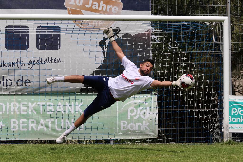 Türkspor-Spieler giften sich auf dem Platz an - ein erfahrener Akteur behält die Ruhe TSD-Keeper Muhammed Acil bleibt entspannt.
