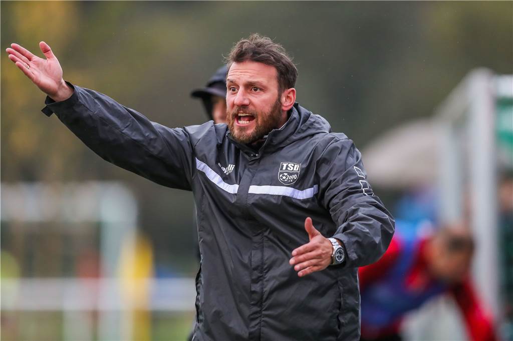 Türkspor-Spieler giftet gegen Kalpakidis: „Er hat mich vor allen gedemütigt“ TSD-Trainer Dimitrios Kalpakidis hat mit seiner Wechselentscheidung für Wut und Enttäuschung bei Florian Juka gesorgt.