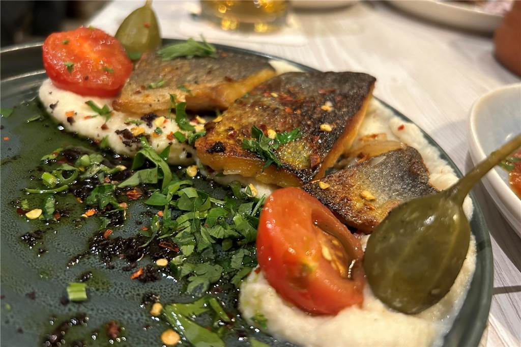 Das „Yamas“ im Restaurant-Check: Hier fällt die Auswahl richtig schwer Tsipoúra Filéto - gebratenes Doradenfilet mit Sellerie-Püree. Ein sehr stimmiges Gericht, auf den Punkt gegart.