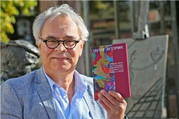 Türke oder Vorzeigetürke? Oder ein Vorzeigedeutscher? Der Moderator Levent Aktoprak mit seinem neuen Buch, das jetzt in einem Berliner Verlag erschienen ist. 