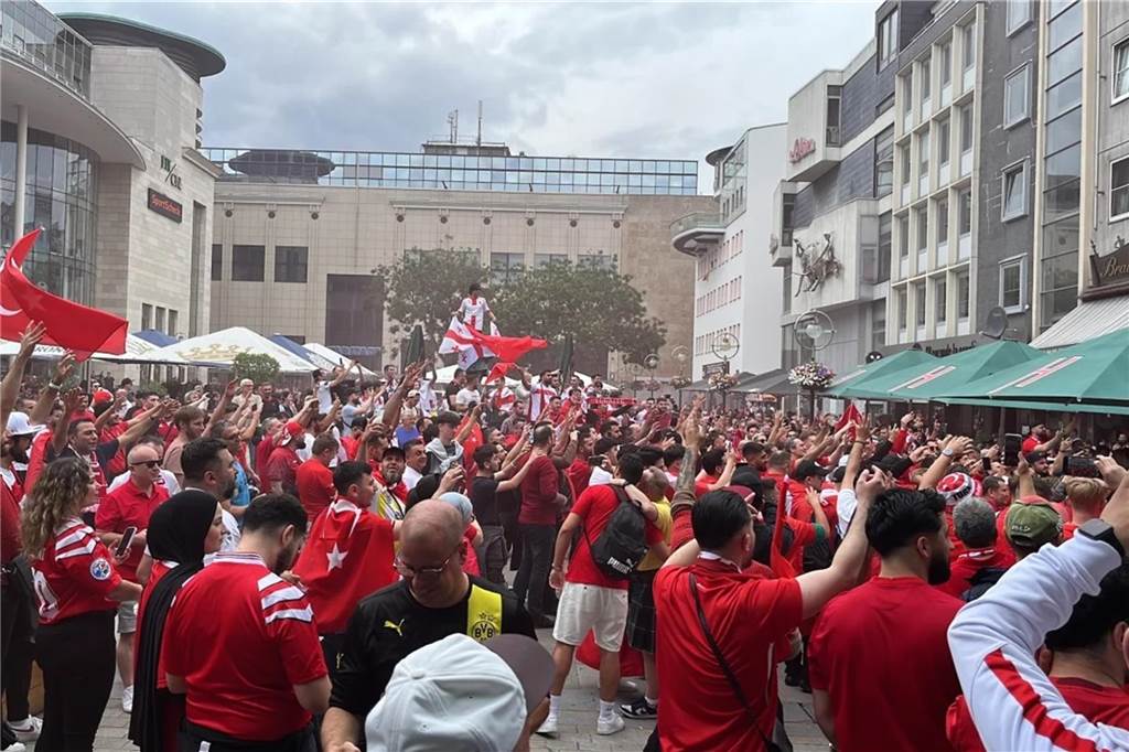 Vor dem Spiel Georgien gegen Türkei feierten die georgischen Fans in Dortmund am Alten Markt und im Westpark, bevor sie geschlossen zum Stadion marschierten und dabei weiterfeierten. Vielen hüllten sich in die georgische Flagge.