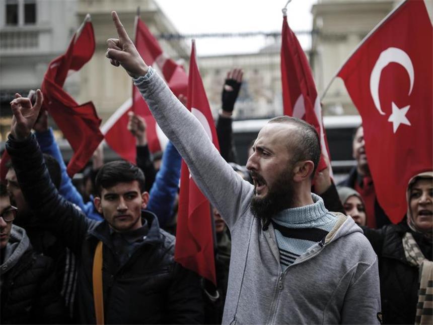 Erdogan droht: "Sie werden den Preis bezahlen" Türken zeigen vor dem niederländischen Konsulat in Istanbul ihren Unmut. Foto: Emrah Gurel