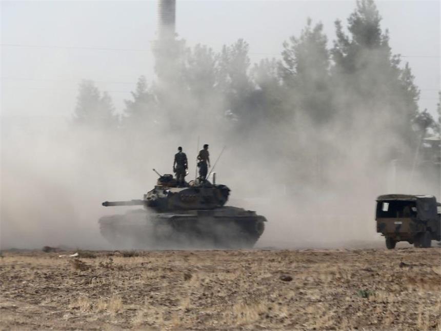Türkische Panzer dringen nach Nordsyrien vor Türkische Panzer an der Grenze zu Syrien. Foto: Sedat Suna