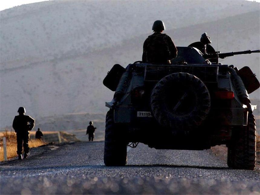Berichte: 102 PKK-Kämpfer bei türkischer Offensive getötet Türkische Soldaten patrouillieren in der Provinz Sirnak. Foto: Stringer/Archiv