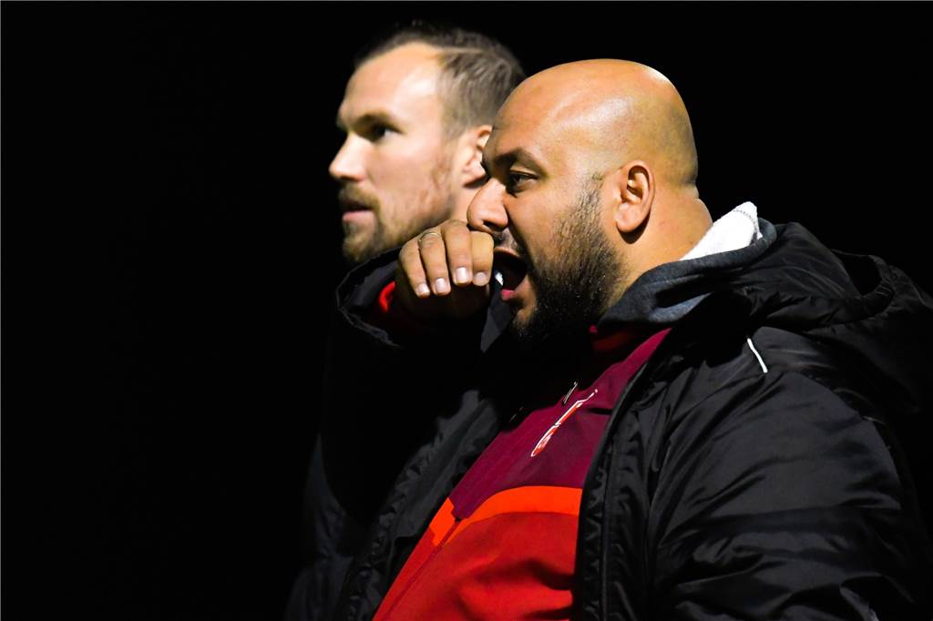 So reagieren Dortmunds Vereine zum Militärgruß: „Hier soll Sport gemacht werden, keine Politik!“ Türkspor-Coach Reza Hassani (r.) will den Militärgruß zu keinem Thema auf dem Sportplatz werden lassen.