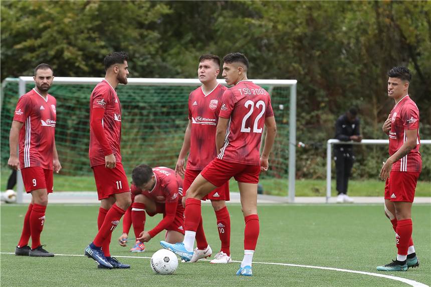 Türkspor deklassiert Liga-Konkurrenten - Dramatischer Pokalfight zwischen Germania und Sölde Türkspor demontierte den BV Brambauer mit 7:0. Mateus Ajala Cardoniz (2. v.r.) steuerte drei Treffer zum Erfolg bei.