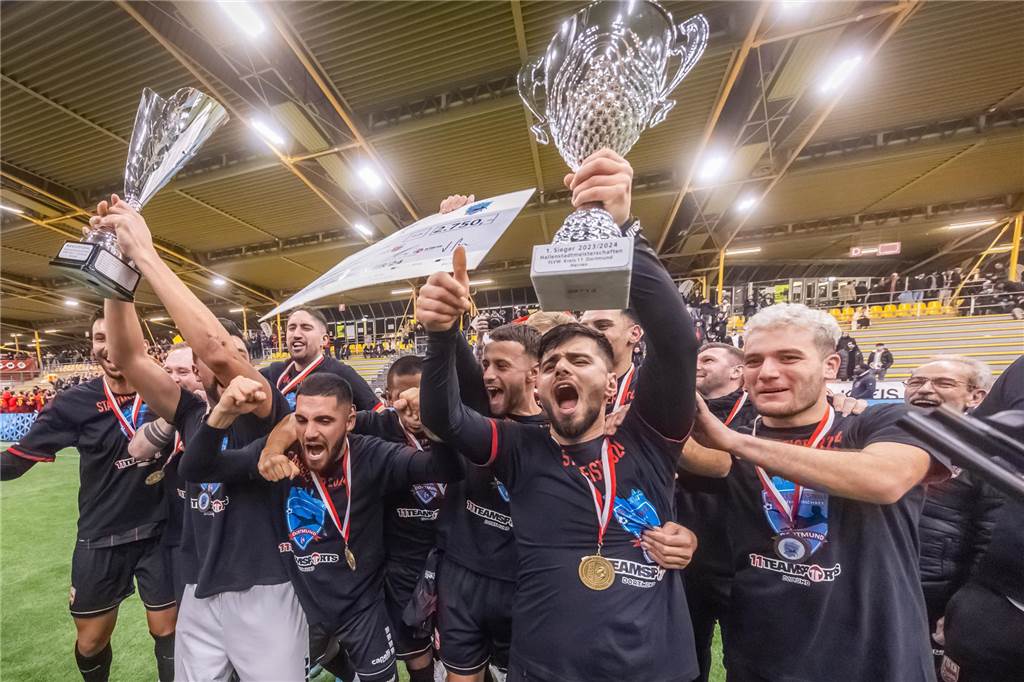 Dortmunder Hallenstadtmeisterschaft 2024/2025: Termine, Teilnehmer, Hallen und der Modus Die Spieler von Türkspor Dortmund jubeln über den Gewinn der Hallenstadtmeisterschaft Dortmund 2023/2024.