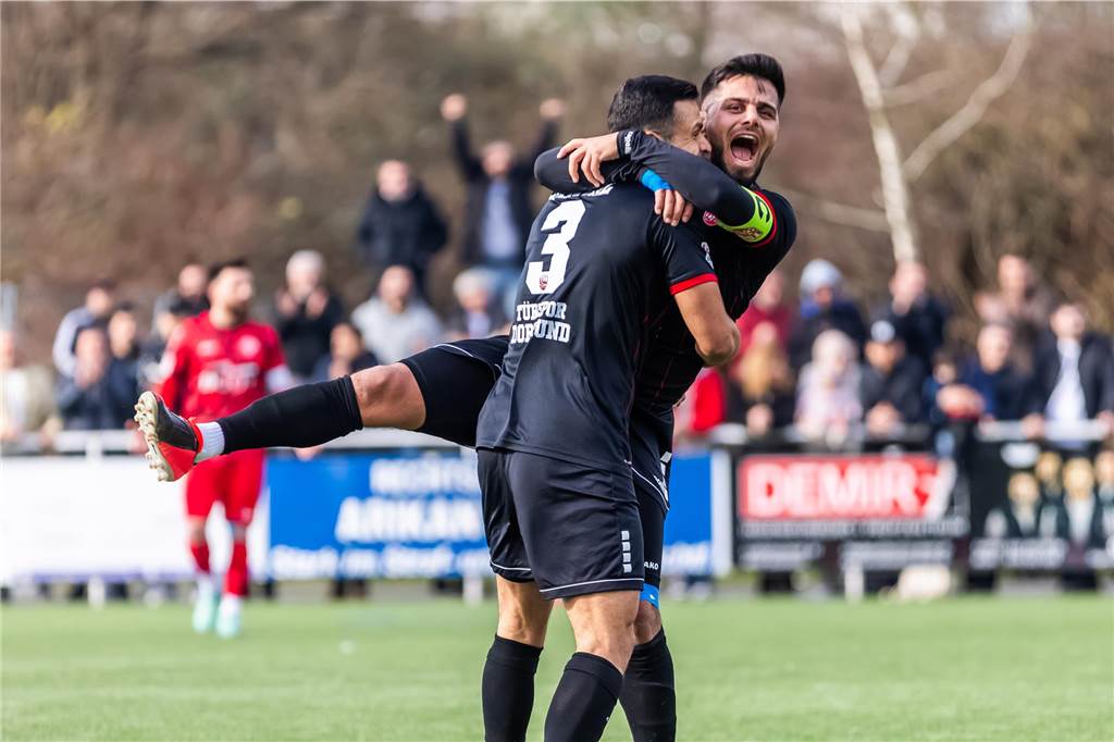Dortmunds beste U19-Teams treffen aufeinander - Finalort steht fest Türkspor Dortmund, hier die Regionalliga-Mannschaft um Ömer Akman (r.) ist Gastgeber des A-Jugend-Kreispokalfinales
