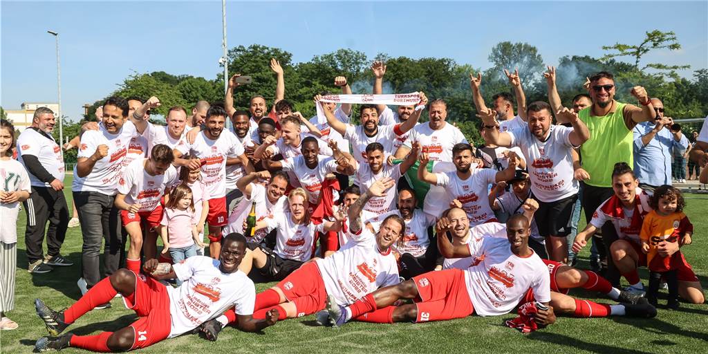 Türkspor Dortmund ist bereits seit Mittwochabend Meister der Landesliga 3. Am Sonntag folgte dann aber noch ein großes Schützenfest gegen den SV Wanne – danach die große Aufstiegsparty.