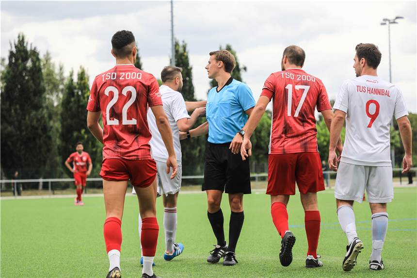 Aufsteiger setzen dicke Ausrufezeichen zum Bezirksliga-Start - Auch Körne siegt Türkspor Dortmund mit Mateus Ajala Cardoniz (l.) ließ TuS Hannibal um Samir Zulfic (r.) beim 6:1 keine Chance.