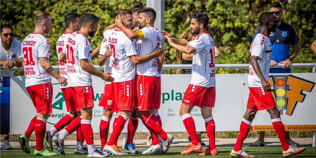 Vor dem Derby zwischen Türkspor Dortmund und dem FC Brünninghausen läuft ein Stürmer heiß Die Spieler von Türkspor Dortmund jubeln.