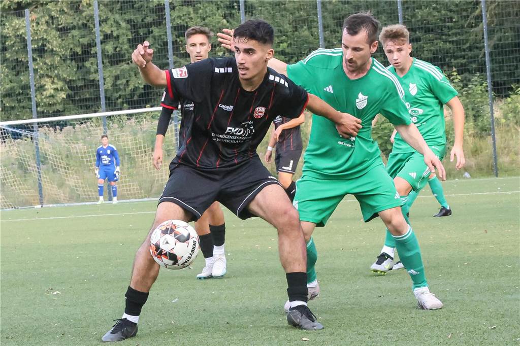 Türkspor Dortmund unterlag dem BSV Schüren um Simon Rudnik (r.) im Elfmeterschießen.
