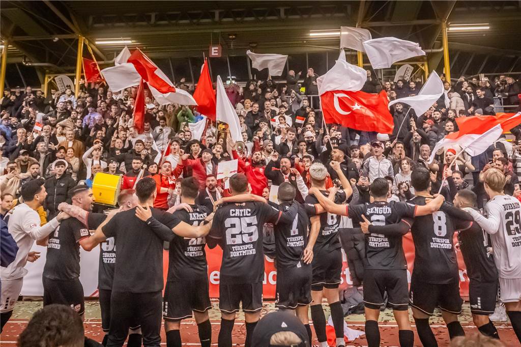 Türkspor Dortmund wurde als neuer Hallenstadtmeister gebührend von den eigenen Fans gefeiert.