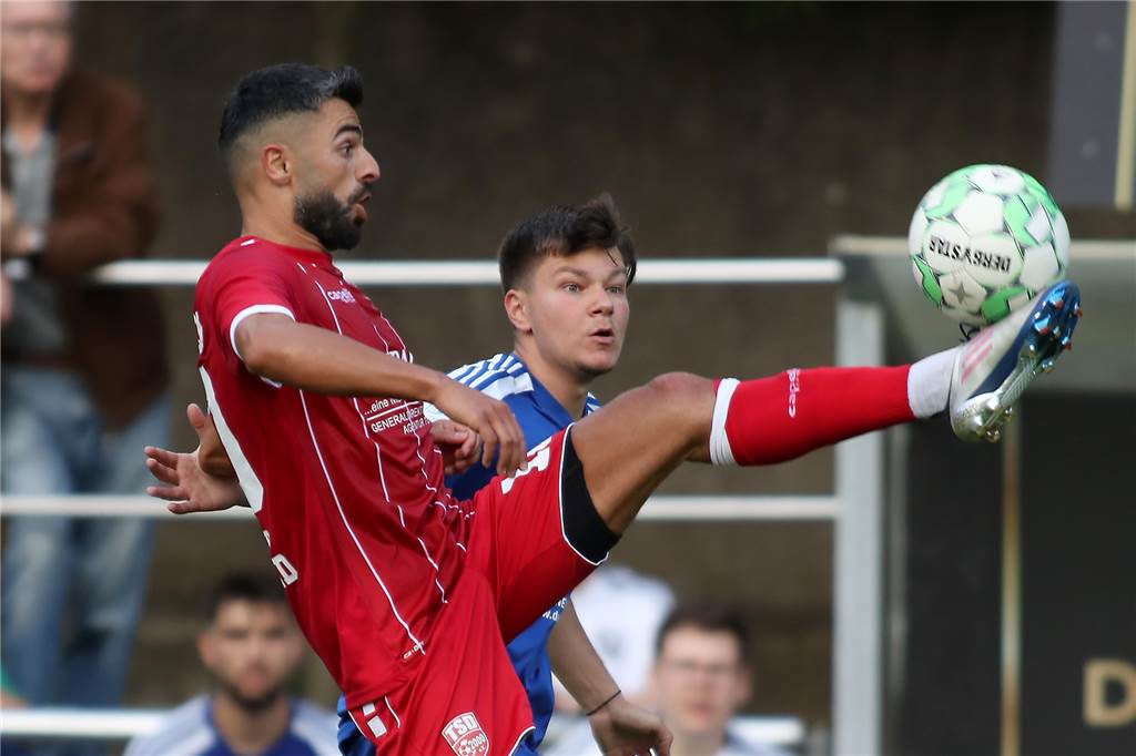 Hecker-Cup: Türkspor verliert gegen Holzwickede – Trainer sieht Rot bei Bövinghausen – Schüren Ein Spieler von Türkspor Dortmund nimmt den Ball mit der Fußspitze an.