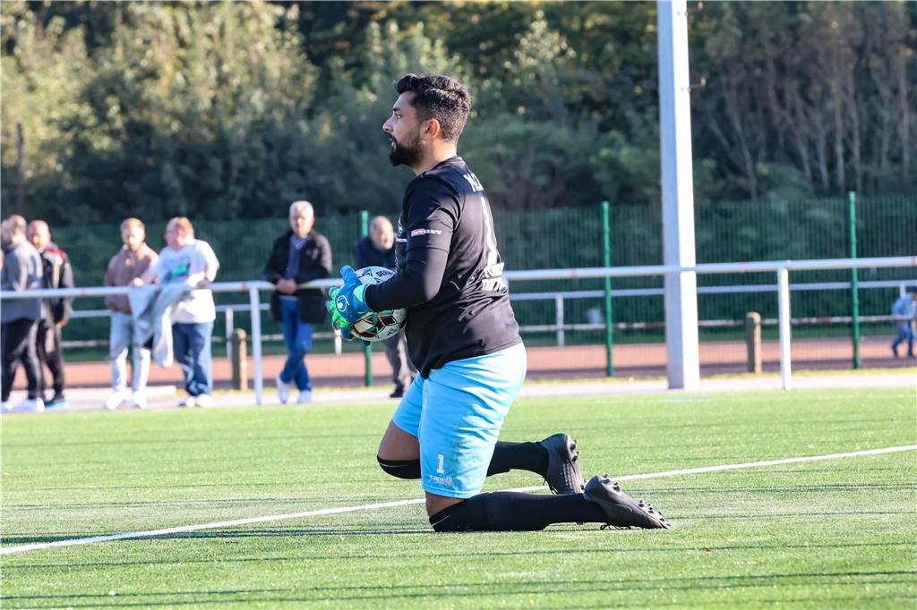 Türkspor-Spieler verliert das Bewusstsein, übergibt sich und kickt weiter - „Ein Fehler“ Türkspor-Keeper Muhammed Acil verlor kurz das Bewusstsein.