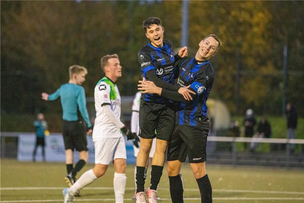 Tugay Tambil und Val-Leander Wettklo (r.) empfangen zum Start den FC Nordkirchen.