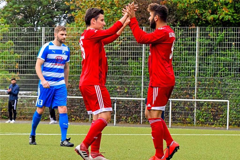 Die SG Castrop meldet vier Neuzugänge in der Waagschale gegen die vielen Abgänge Tugrul Kurt (vorne links), hier beim Torjubel mit Kadir Kerter, kommt von Genclikspor Recklinghausen zur SG Castrop.